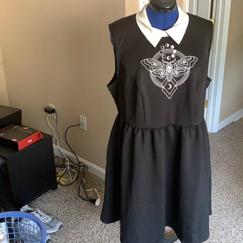 Black Sleeveless white collar dress